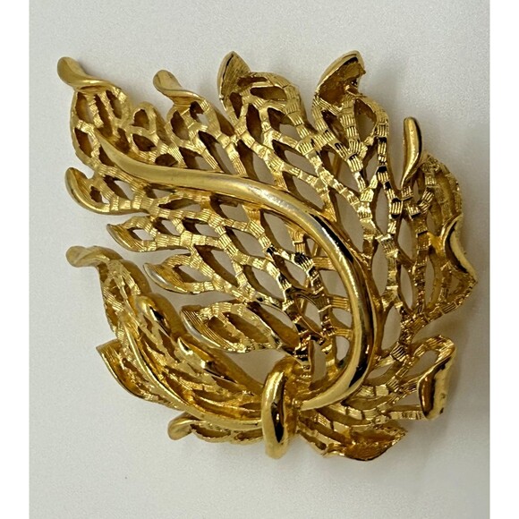 VTG Crown Trifari Goldtone Textured Openwork Leaf Brooch Modernist MCM Old Money - Picture 5 of 9